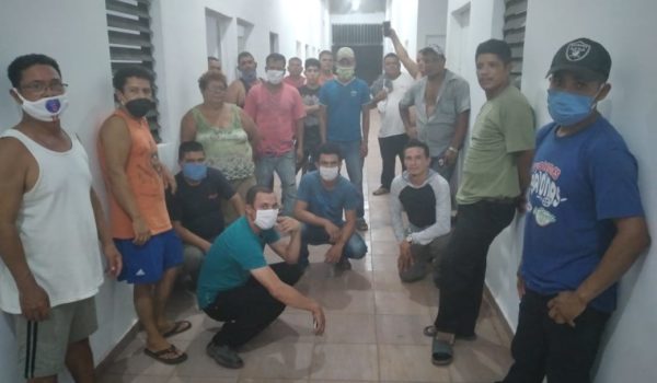 Una parroquia católica les abrió las puertas para que tuvieran donde dormir, pero la comida es poca. LA PRENSA/CORTESÍA