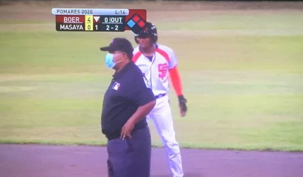Árbitros y algunos jugadores cubiertos con mascarillas en el duelo Bóer-San Fernando