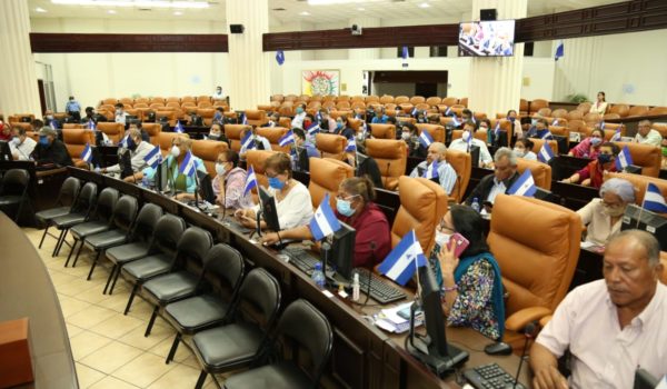 Diputados con mascarillas