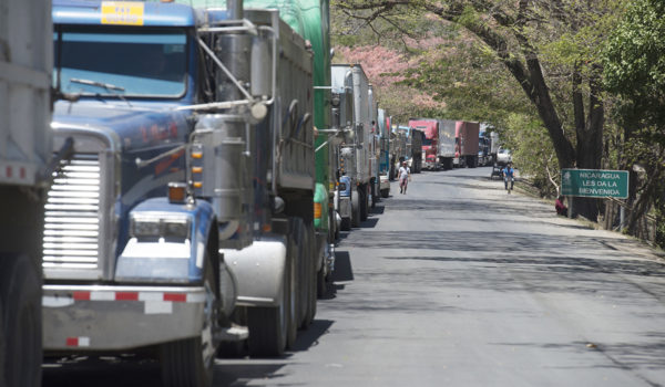 Según Marvin Altamirano la fila de camiones es de unos 20 kilómetros y llevan varios días esperando. LA PRENSA/FOTO DE ARCHIVO