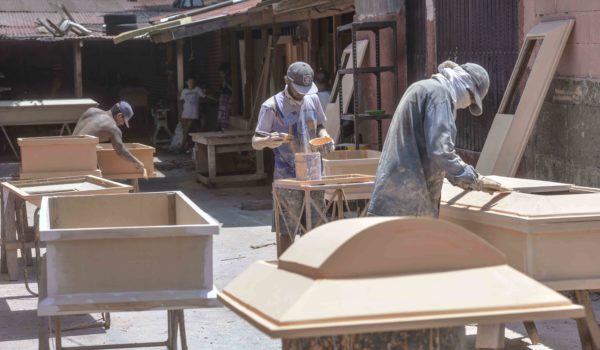 Talleres de carpintería en Managua triplican fabricación de ataúdes ante posible mortandad por Covid