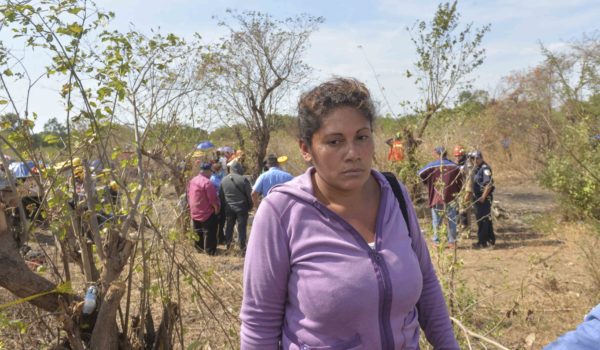 Madre de joven hallada muerta en pozo cree que hay cómplices en crimen
