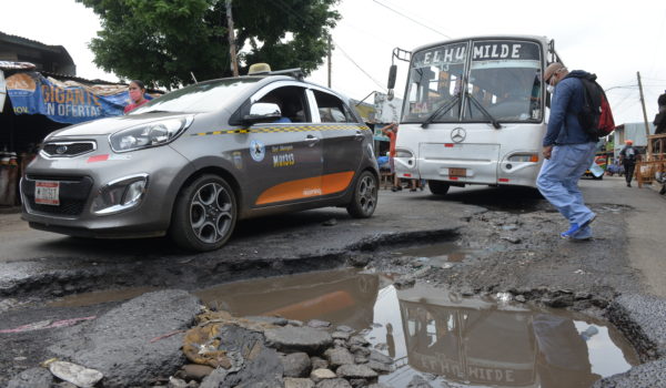 Charcos, fangos y baches en diferentes zonas del Oriental como resultado de primera lluvia