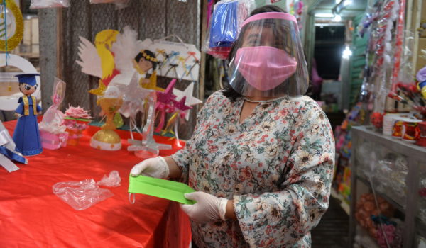 Comerciante del Roberto Huembes se aventuró a hacer mascarillas y protectores faciales para generar ingresos
