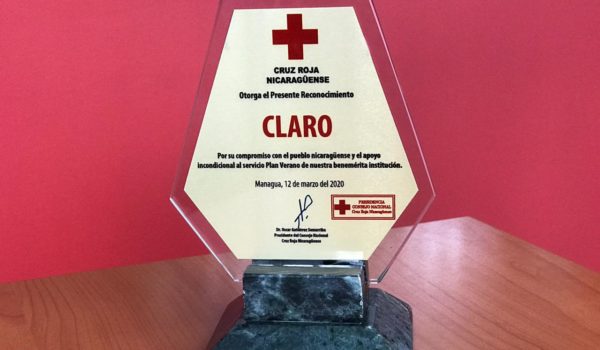 Cruz Roja entrega reconocimiento a Claro