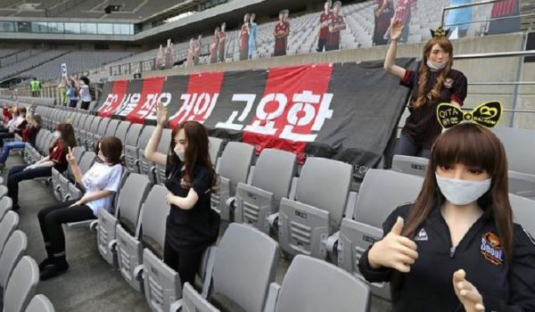 Las redes sociales estallan contra club de futbol coreano que usó muñecas sexuales como aficionados