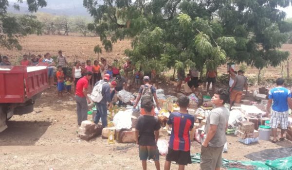 Explosión de llanta provocó que camión lleno de granos básicos  se volcará en Telica