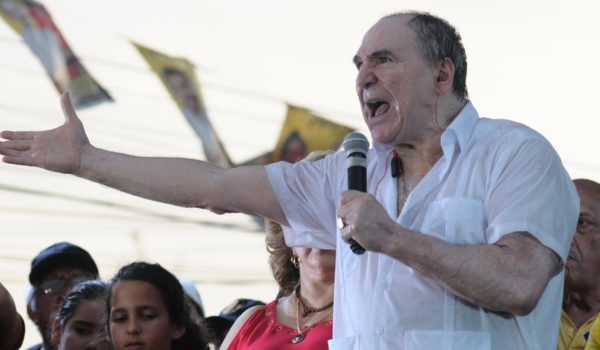 Abdalá Bucaram: detienen en Ecuador al expresidente que solo gobernó seis meses y pasó 20 años en el exilio acusado de corrupción