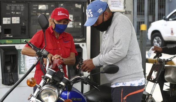 Gasolina en Venezuela: las claves de la histórica decisión de Maduro de poner fin a décadas de combustible casi gratis en el país