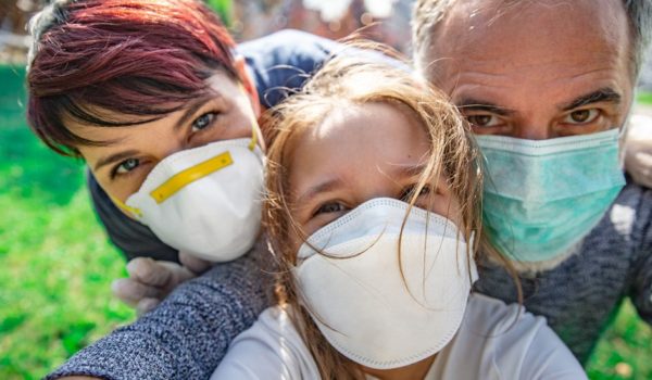 Mascarillas contra el coronavirus | La nueva evidencia de que el uso masivo de tapabocas puede «prevenir una segunda ola de covid-19»