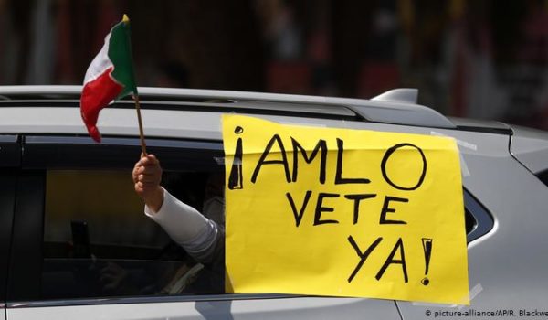Exigen renuncia del presidente de México con caravana de autos