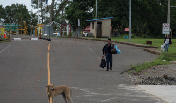 Muchos han pagado entre cinco mil y quince mil colones. O sea, entre ocho y 25 dólares a los coyotes para que los cruzaran de manera ilegal a su propio país. LA PRENSA/J.FLORES