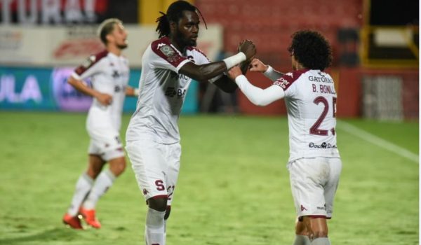 ¿Cómo se vive un clásico en el futbol costarricense? El primer nicaragüense en jugarlo relata su experiencia