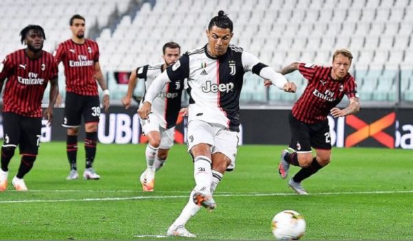 Cristiano Ronaldo erra un penalti en el regreso del futbol italiano