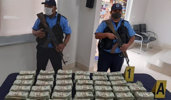 Policía decomisa dinero «olvidado» por narcos en lancha