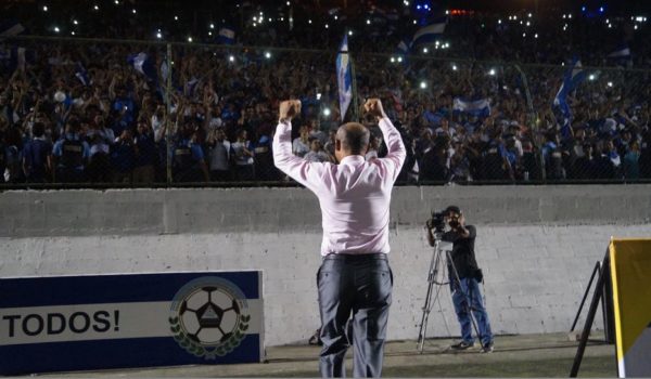 Análisis | Las cuatro claves del éxito de Henry Duarte, el entrenador que sacó del anonimato futbolístico a Nicaragua