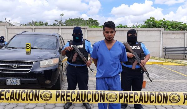 Decomisan más de medio millón de dólares a joven de 22 años