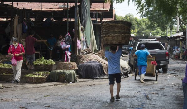 Solo algunas tiendas árabes, salvadoreños y chinos en los mercados logran hacer cuarentena. El resto esto es lo que hace