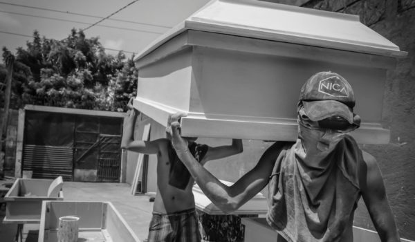 Dos carpinteros sacan un ataúd para pintarlo. En las últimas semanas estas cajas no permanecen más de un par de horas en los talleres. LA PRENSA/O.NAVARRETE