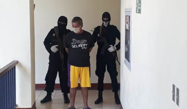 Vigilante le disparó seis veces a su vecino por un tubo de agua