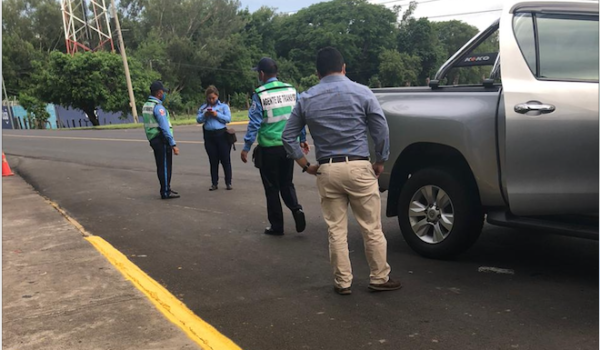Policía Orteguista despoja de su camioneta a Aníbal Toruño, director de Radio Darío