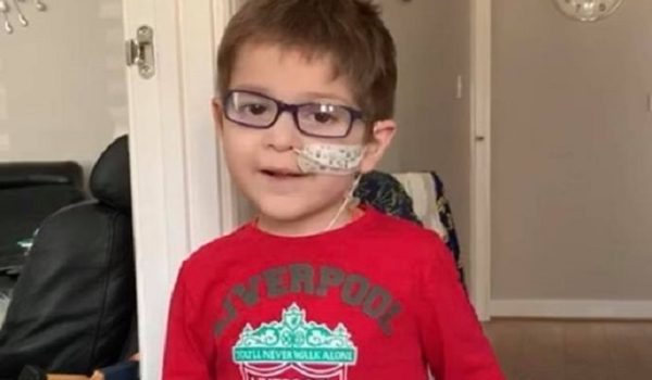 Liverpool promete título de la Premier a niño con cáncer pronosticado con ocho semanas de vida