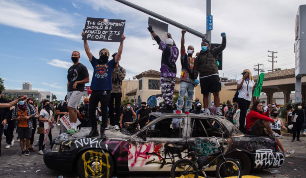 Antifa es un movimiento de extrema izquierda al que el presidente Donald Trump ha amenazado con declarar como “organización terrorista”. LA PRENSA/AGENCIAS
