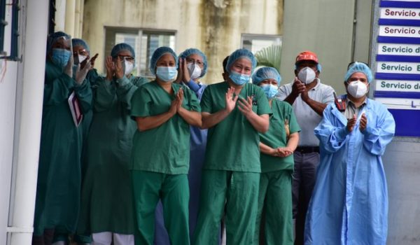 Unos 7,000 trabajadores de la salud murieron por covid-19 en el mundo, según AI