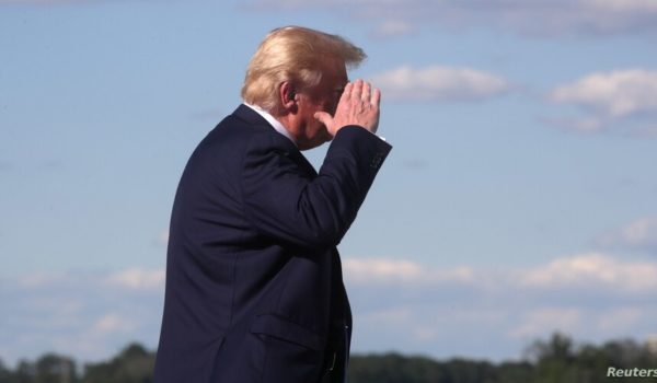Trump firma un decreto instando a los estados a reformar los cuerpos policiales