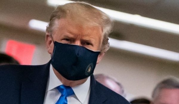 Trump con mascarilla