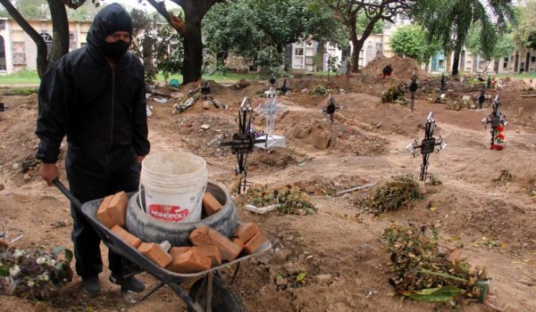Coronavirus en Bolivia | «Pasé de cavar 3 tumbas a 15 por día»: el duro relato de un sepulturero agotado por las muertes de la pandemia