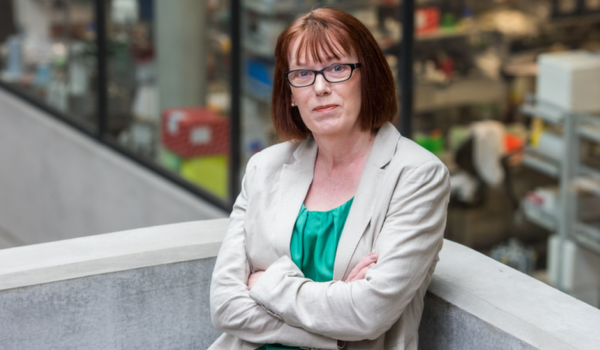 Vacuna contra la covid-19: Sarah Gilbert, la científica que lidera el «prometedor» ensayo de la Universidad de Oxford (y cómo sus trillizos la están ayudando)