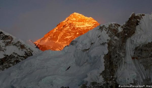 Nepal permite nuevamente las expediciones al Monte Everest