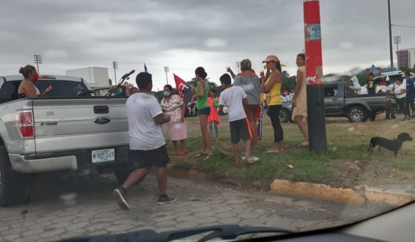 Sandinistas y vendedores asistieron a la plaza pese a que el régimen hizo una "celebración privada". LA PRENSA/A.MOGOLLÓN