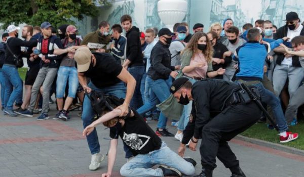 Bielorrusia detiene a 17 periodistas, Amnistía pide cese de hostigamientos