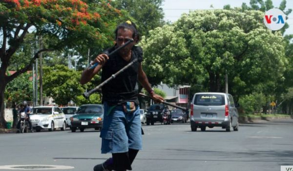 Semáforos de Managua reflejan la crisis de desempleo en Nicaragua