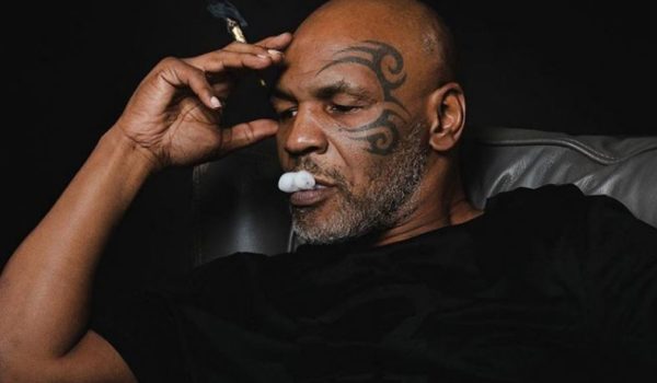 VIDEO: Mike Tyson fuma marihuana durante firma de contrato para enfrentar a Roy Jones Jr