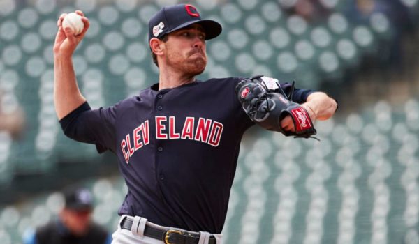 Shane Bieber, el nuevo «as» de Cleveland, propina 14 ponches en duelo inaugural
