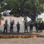 La policía formó un cordón en las afueras de la iglesia Las Sierritas tras percance en medio del grupo de promesantes que se autoconvocaron. FOTO / Jader Flores