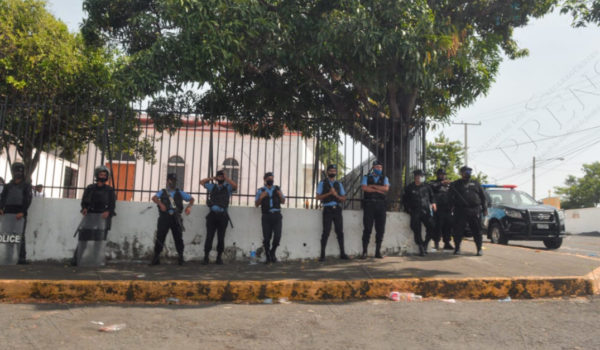 La policía formó un cordón en las afueras de la iglesia Las Sierritas tras percance en medio del grupo de promesantes que se autoconvocaron. FOTO / Jader Flores