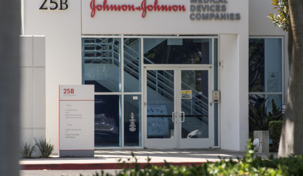 Johnson & Johnson detiene ensayos de su vacuna contra el Covid-19 tras enfermarse un participante