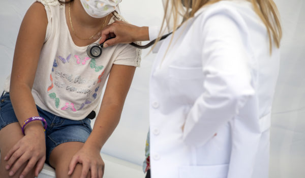 OMS recomienda que niños de más de 12 años usen mascarillas como los adultos