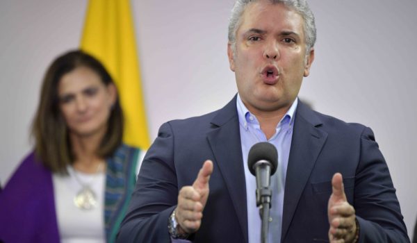 Presidente de Colombia dice que Venezuela busca obtener misiles con Irán