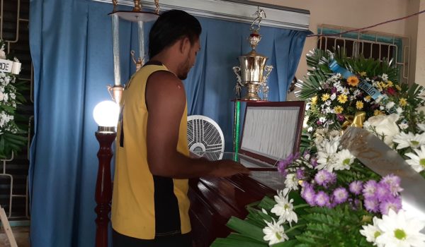 Jefferson Ruíz observa el cuerpo sin vida de su hermano Oscar Aquíles Ruíz. LA PRENSA/ ERNESTO GARCÍA.