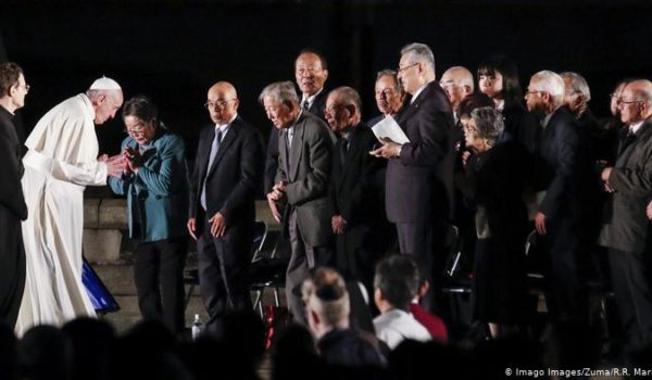 El papa pide deponer las armas nucleares para lograr la paz mundial