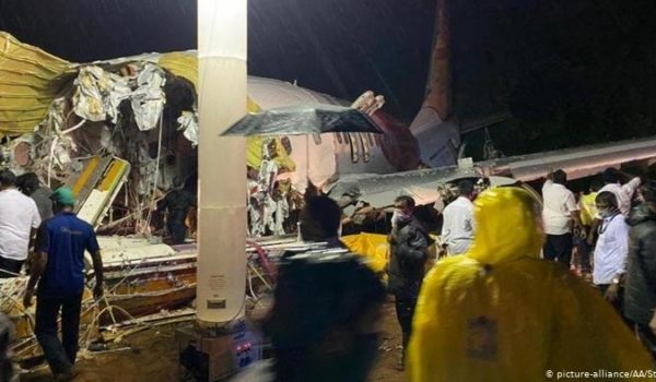 Avión con más de 170 pasajeros se estrella al aterrizar en India