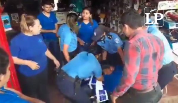 Policía Orteguista detuvo por un par de horas a comerciante que vendía banderas azul y blanco