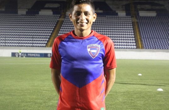 La historia del joven que se refugió en el futbol para alejarse de un ambiente familiar lleno de drogas y alcohol