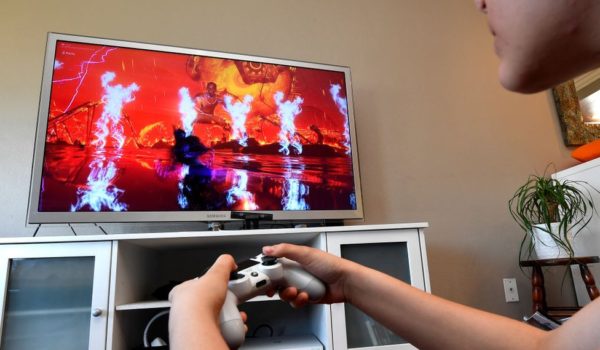 Por qué Apple y Google decidieron sacar a Fortnite de sus tiendas virtuales (y por qué este los demandó)