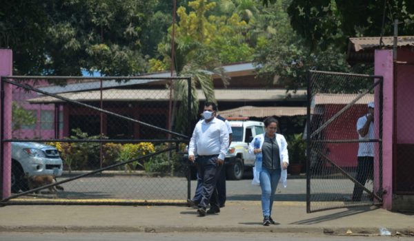 Entrada principal del Silais de Chinandega de donde salen los cuerpos de las personas muertas por Coronavirus rumbo al nuevo cementerio de la ciudad hoy 05 de mayo de 2020, en Chinandega, Nicaragua. Jader Flores/LA PRENSA